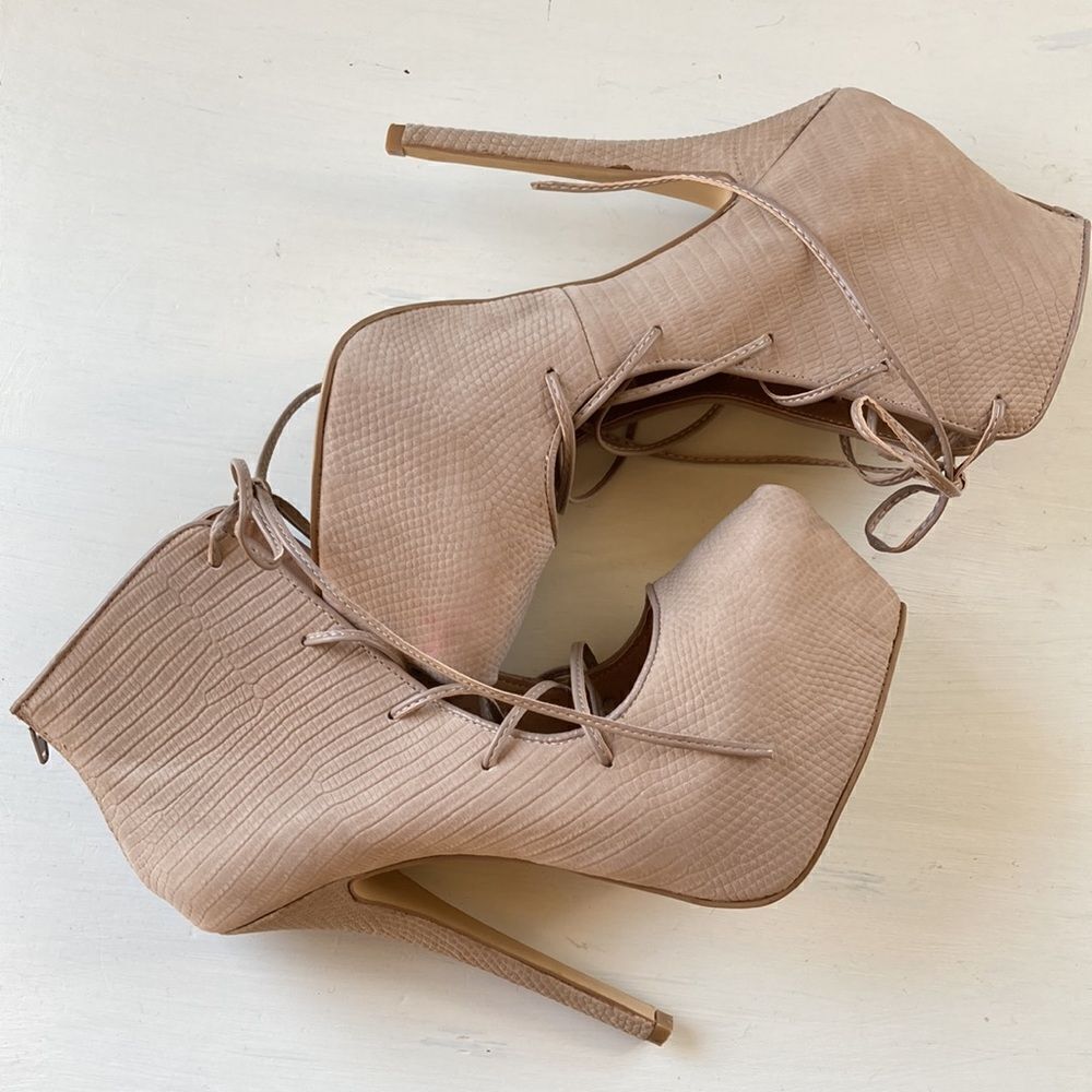 EUC Steve Madden Sky High Grenade Ankle Platform Booties Lace-Ups Size 8.5